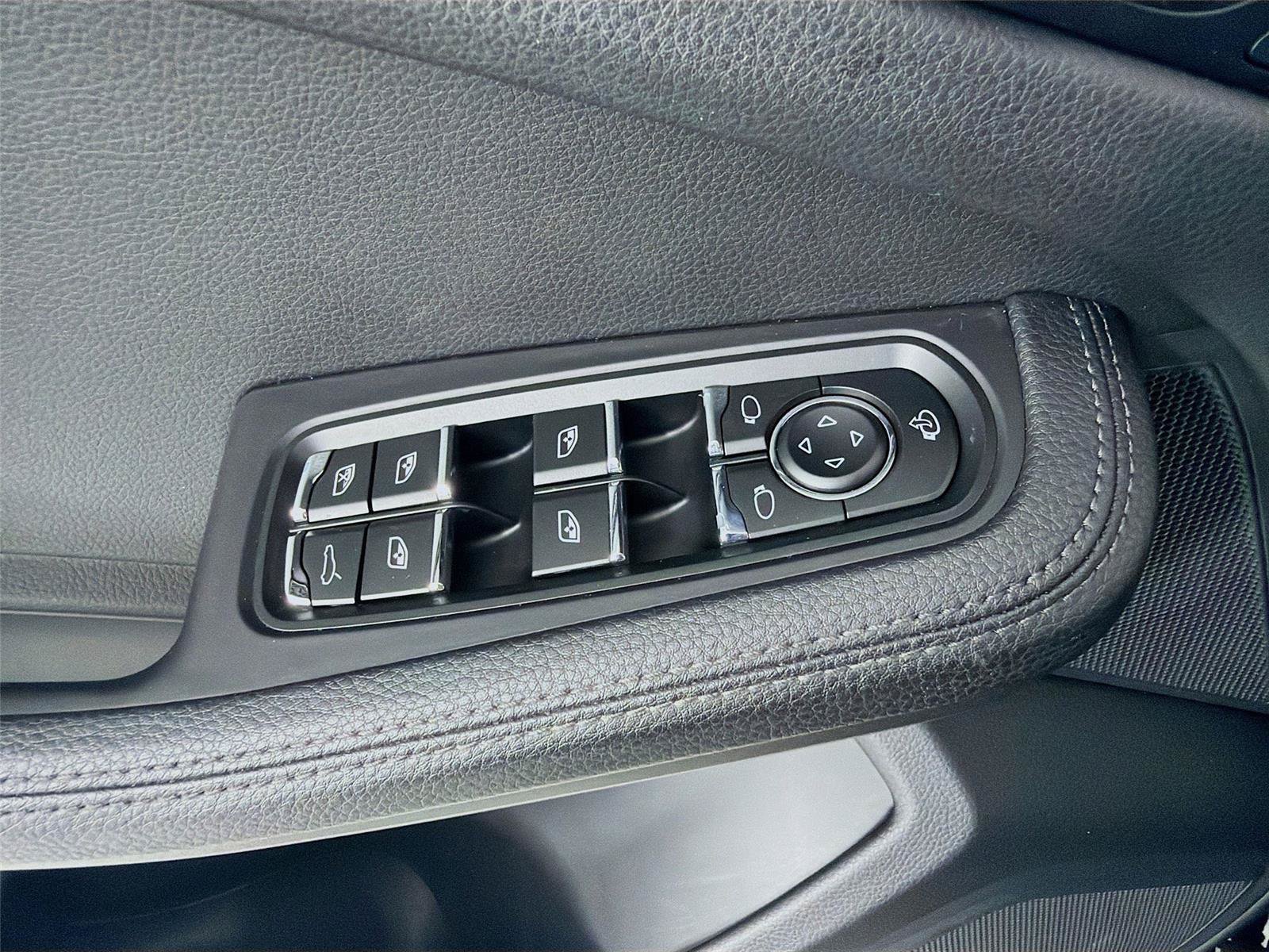 Certified 2023 Porsche Macan Turbo AWD/4WD image 8