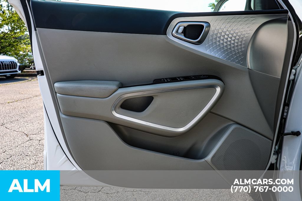 Used 2025 Kia Soul LX w/ LX Technology Package FWD image 42