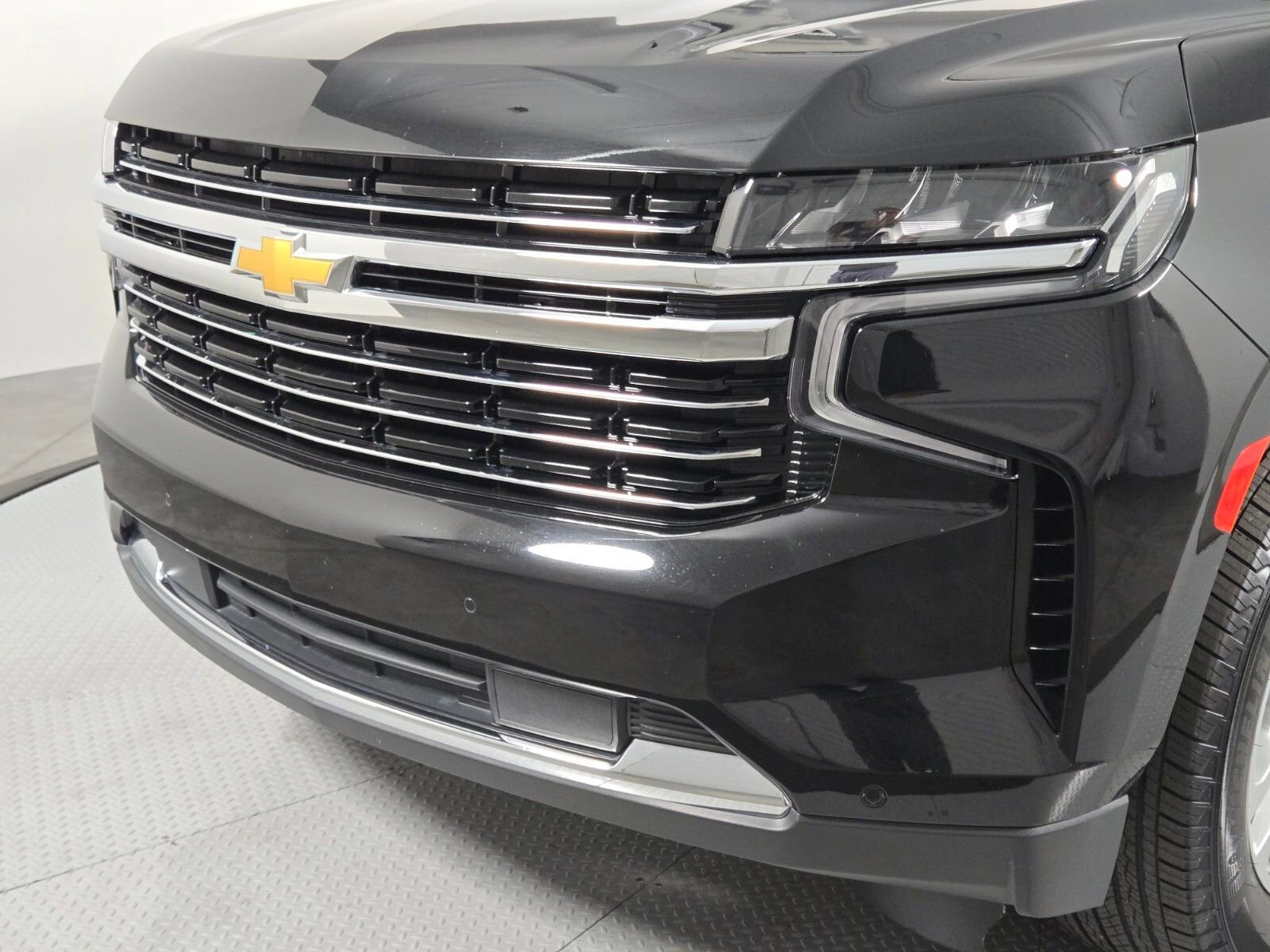 Used 2024 Chevrolet Suburban LT RWD image 8