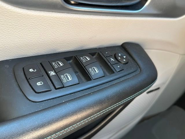 Used 2020 Chrysler Pacifica Limited w/ Advanced Safetytec Group FWD image 19
