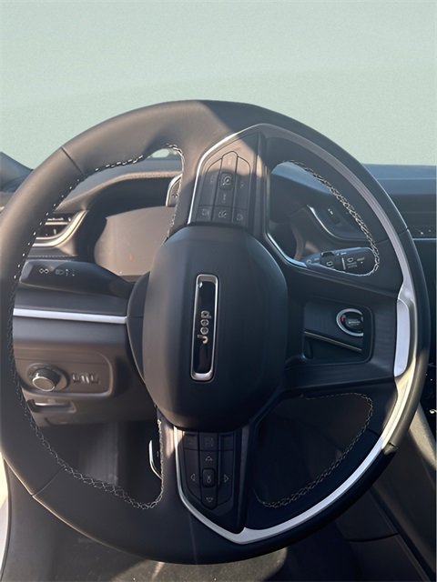 New 2025 Jeep Grand Cherokee L Laredo image 13