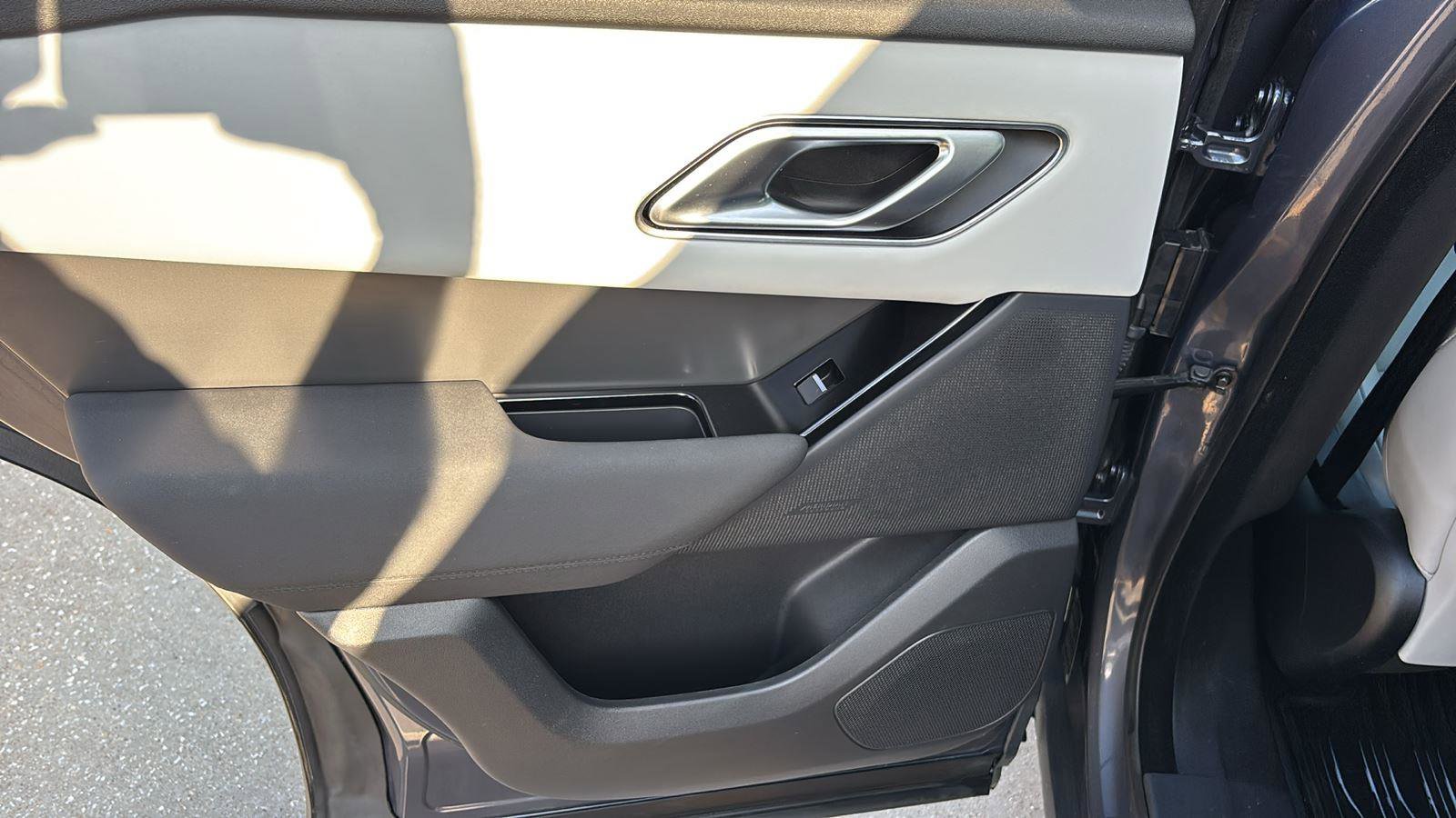 Used 2025 Land Rover Range Rover Velar Dynamic SE image 16