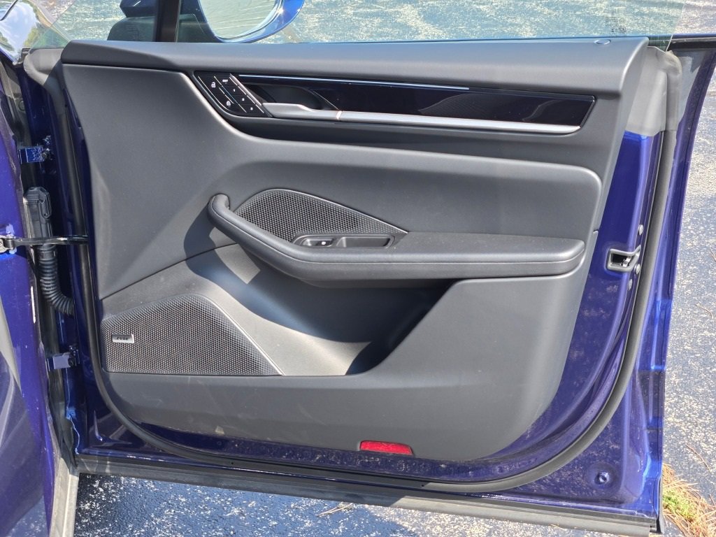 Used 2025 Porsche Macan Electric image 34