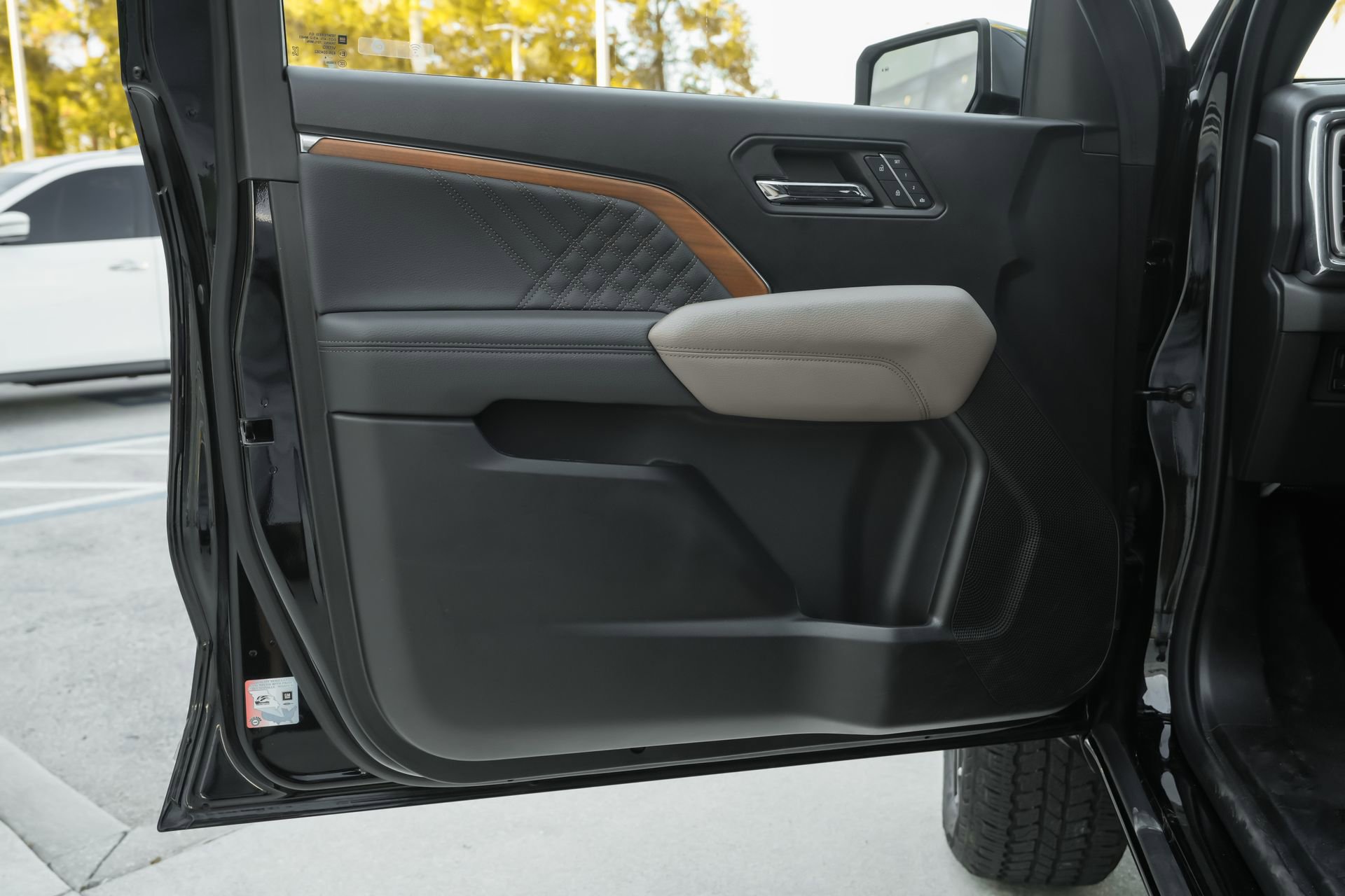 Used 2024 GMC Canyon Denali w/ LPO, Denali Black Edition image 31