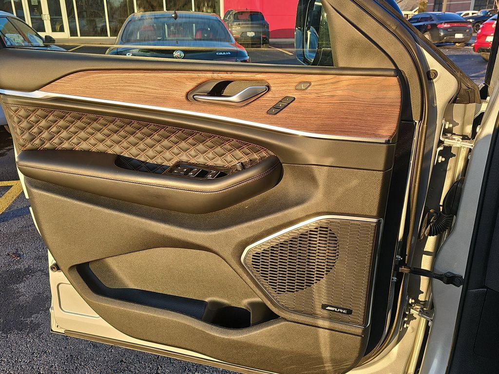 Used 2022 Jeep Grand Cherokee L Summit w/ Luxury Tech Group V image 30