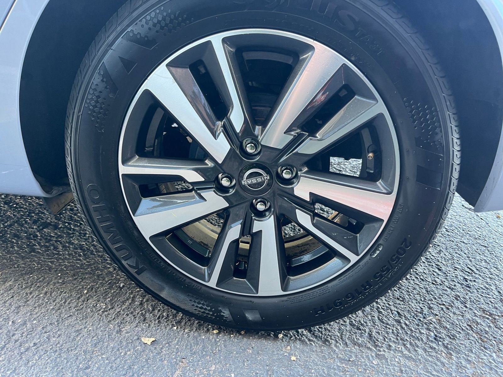 Used 2025 Nissan Versa SV image 28