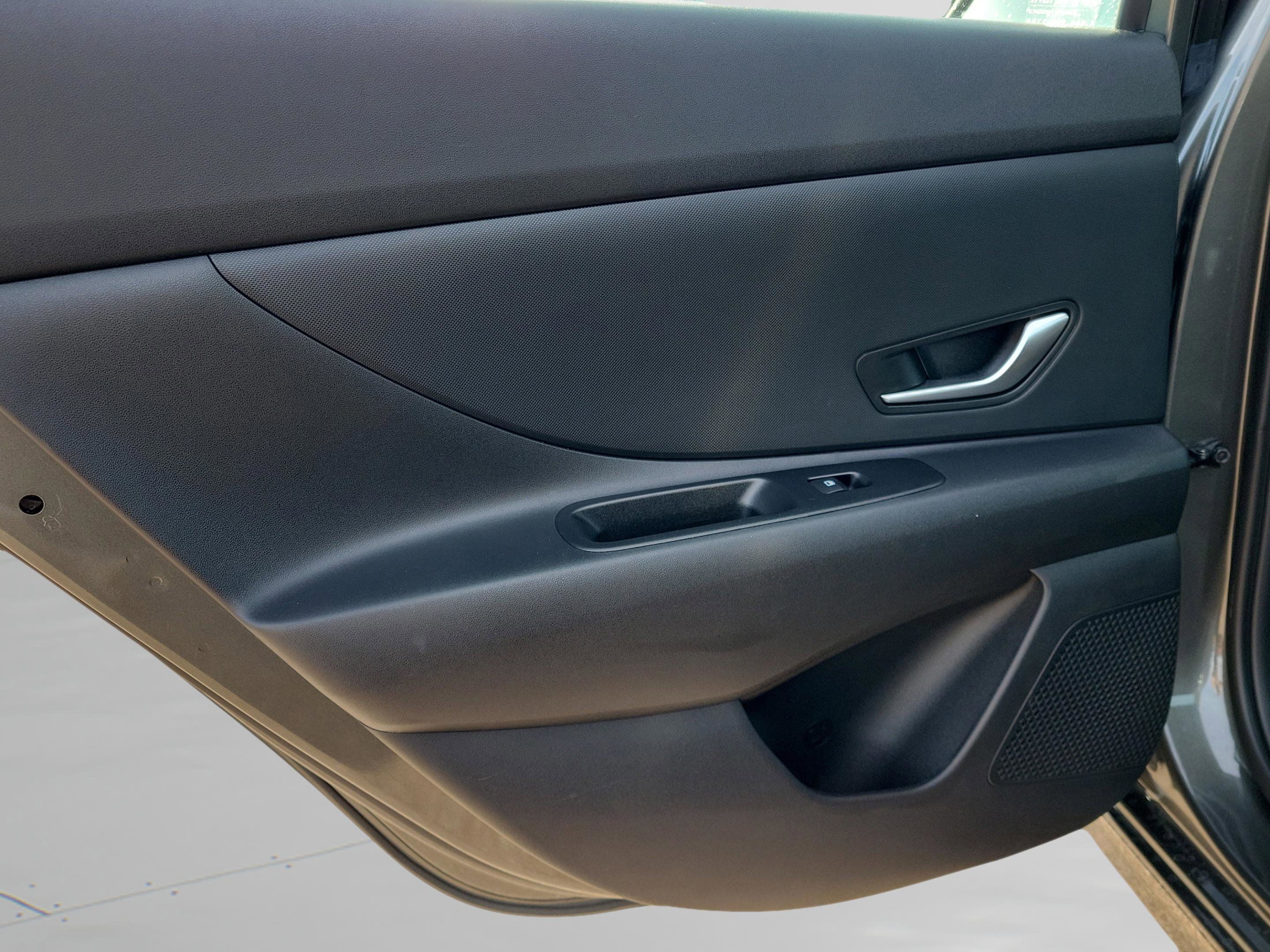 Used 2025 Hyundai Elantra Blue image 26