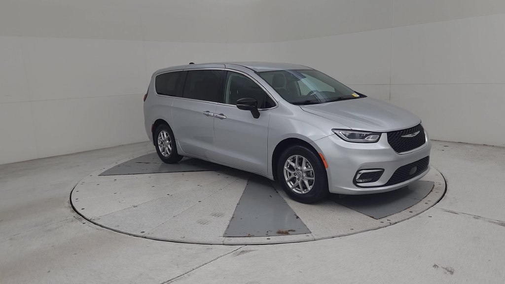 Certified 2024 Chrysler Pacifica Touring-L FWD image 4