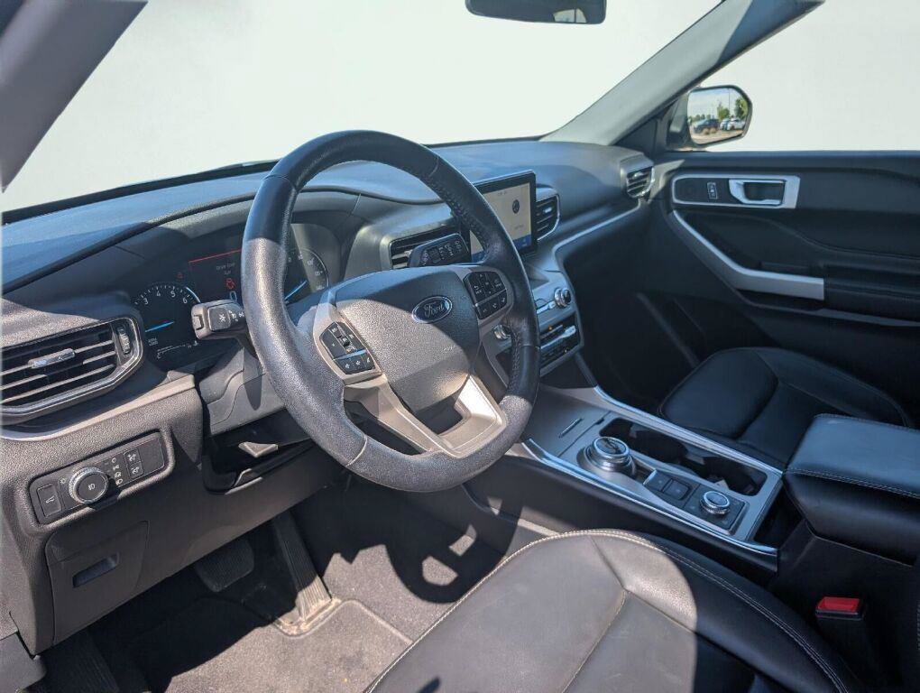 Used 2022 Ford Explorer XLT w/ Equipment Group 202A AWD/4WD image 32