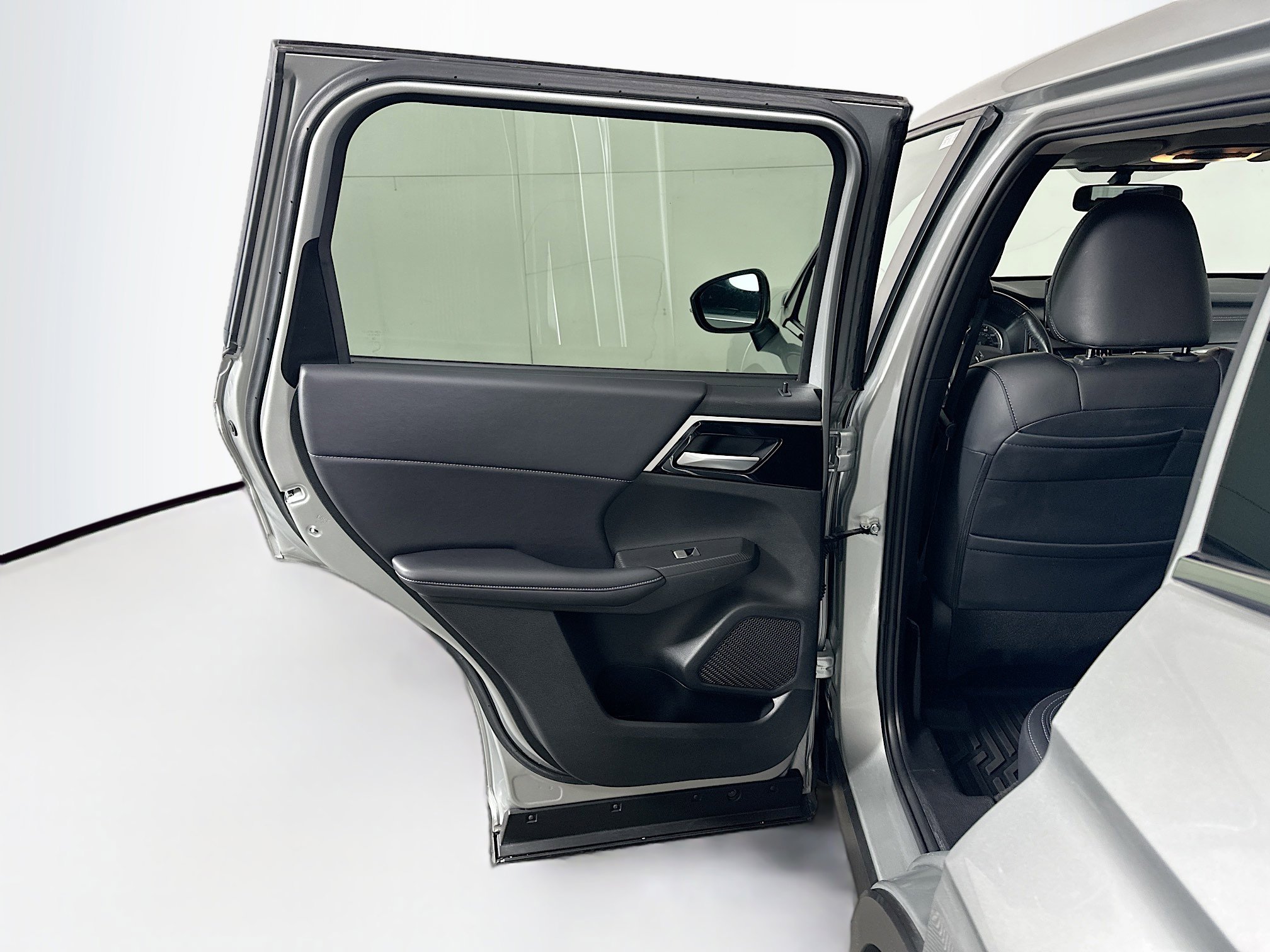 Used 2024 Mitsubishi Outlander SE image 27