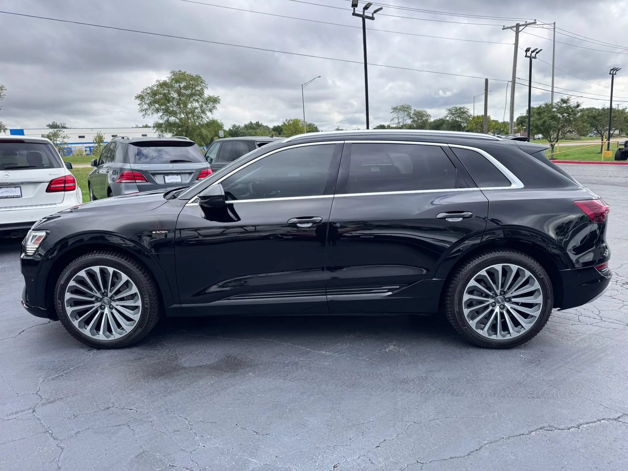 Used 2019 Audi e-tron Prestige w/ Prestige Package AWD/4WD image 3