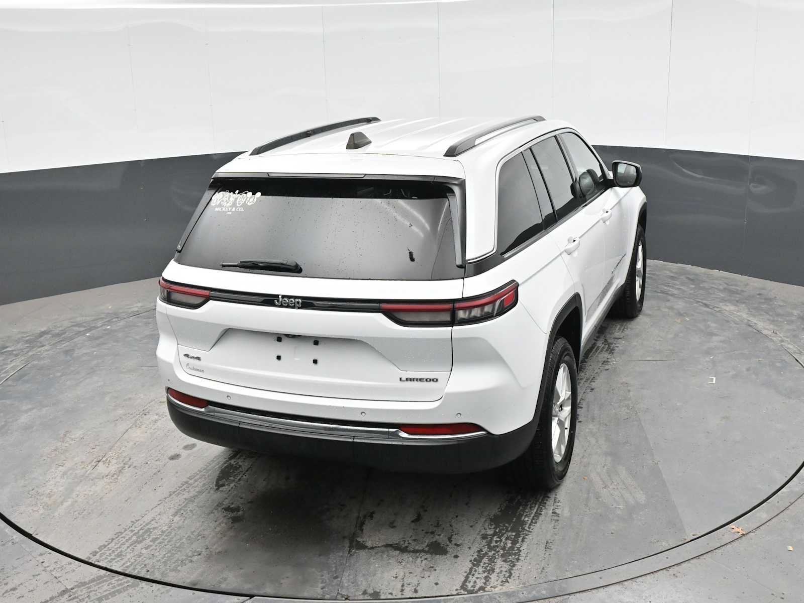 Used 2023 Jeep Grand Cherokee Laredo AWD/4WD image 21