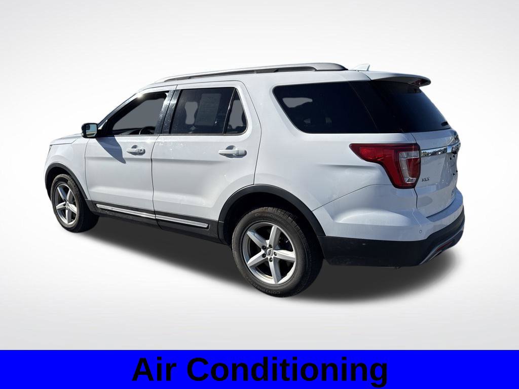 Used 2016 Ford Explorer XLT w/ Equipment Group 202A AWD/4WD image 3