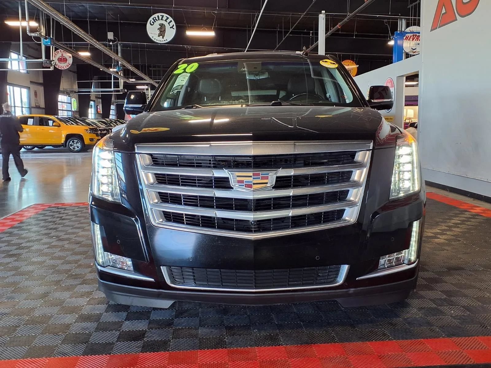 Used 2020 Cadillac Escalade Luxury AWD/4WD image 2