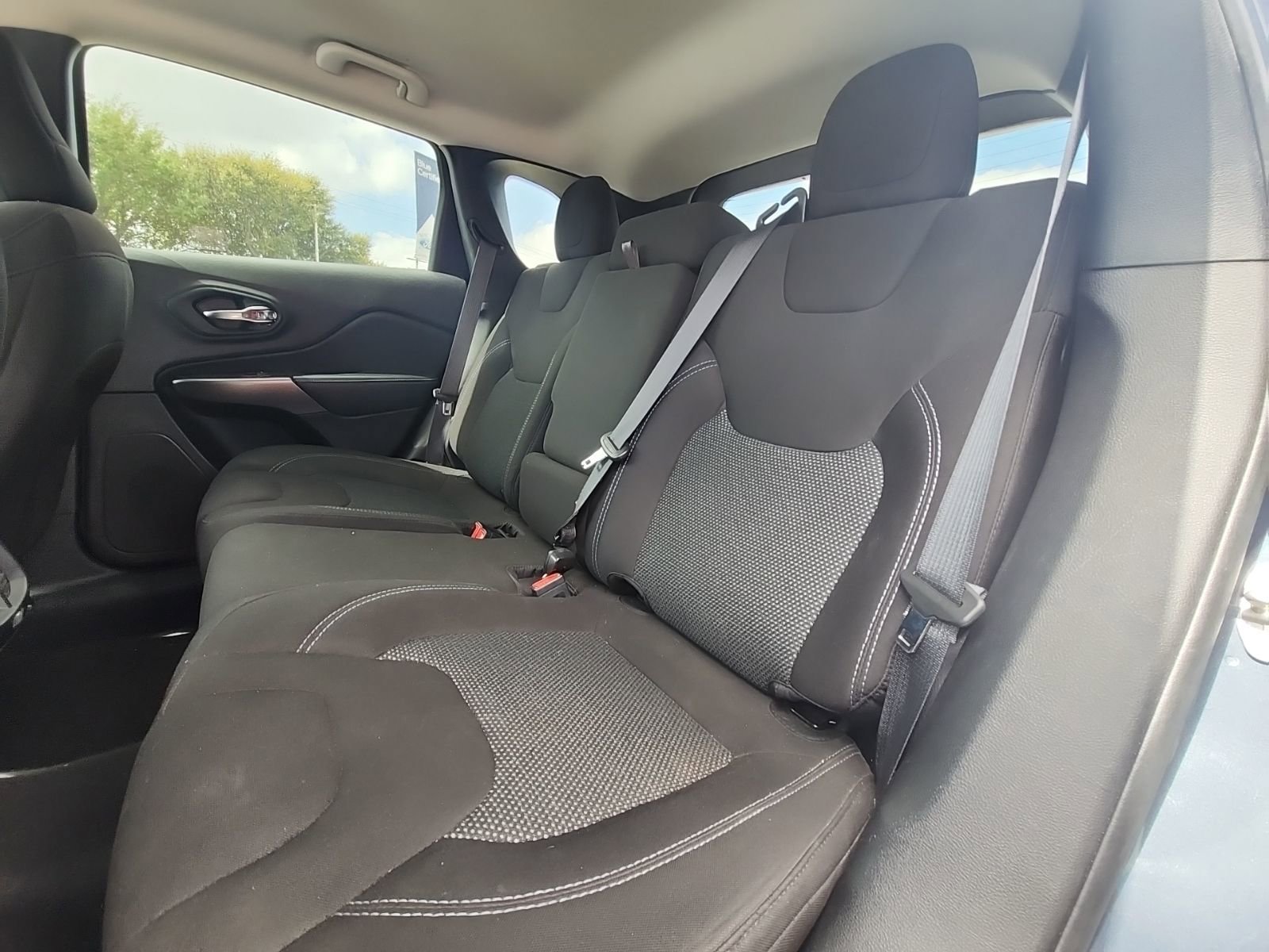 Used 2021 Jeep Cherokee Latitude FWD image 8