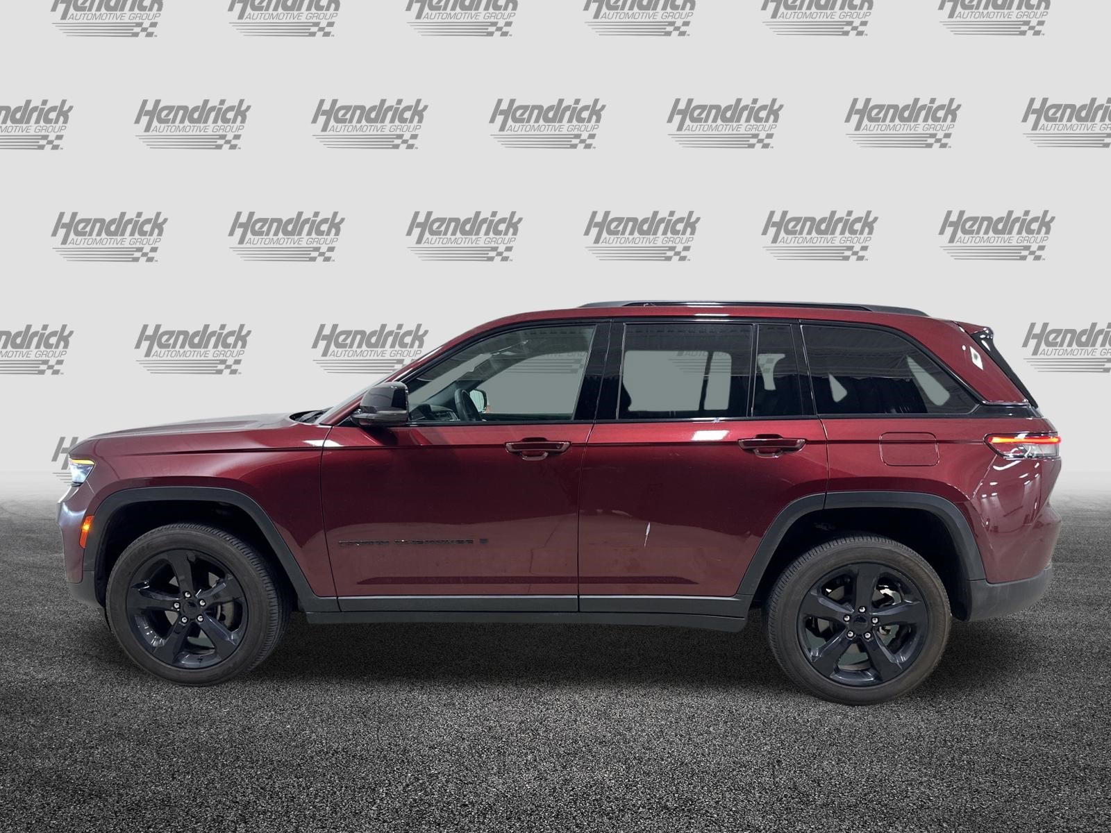 Used 2025 Jeep Grand Cherokee Altitude AWD/4WD image 8