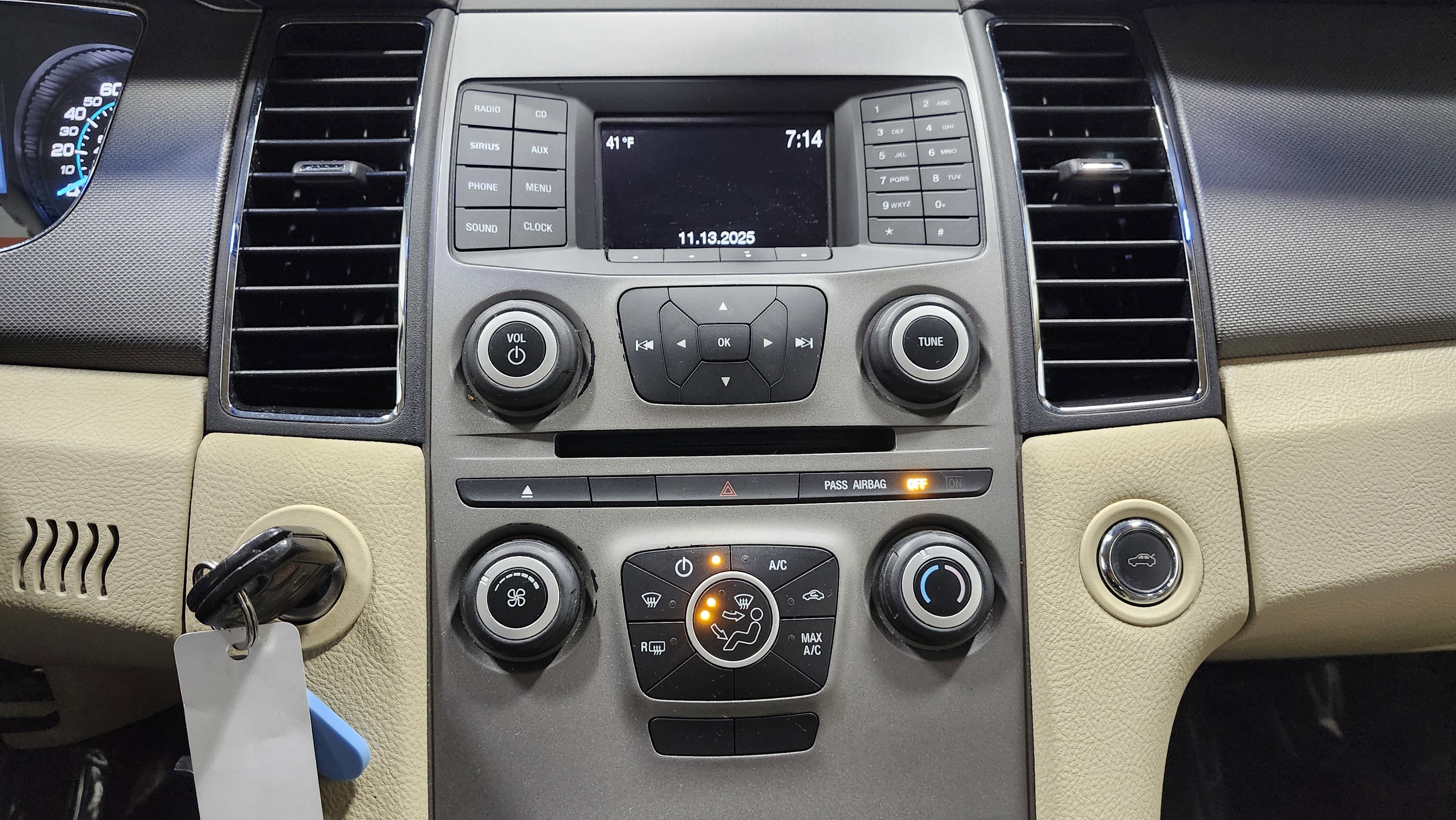 Used 2016 Ford Taurus SE image 24