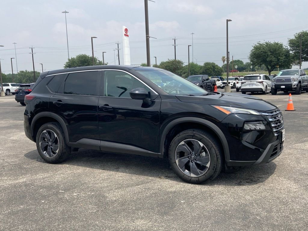 Used 2025 Nissan Rogue SV FWD image 2