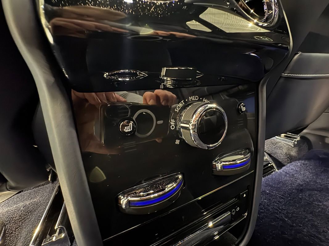 Used 2024 Rolls-Royce Cullinan Black Badge w/ Leather Finishing Pack image 38