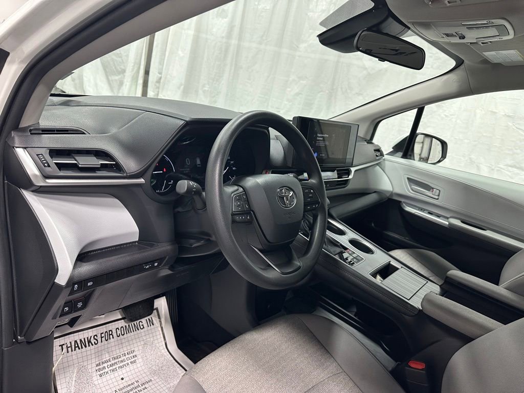 Used 2025 Toyota Sienna LE FWD image 14