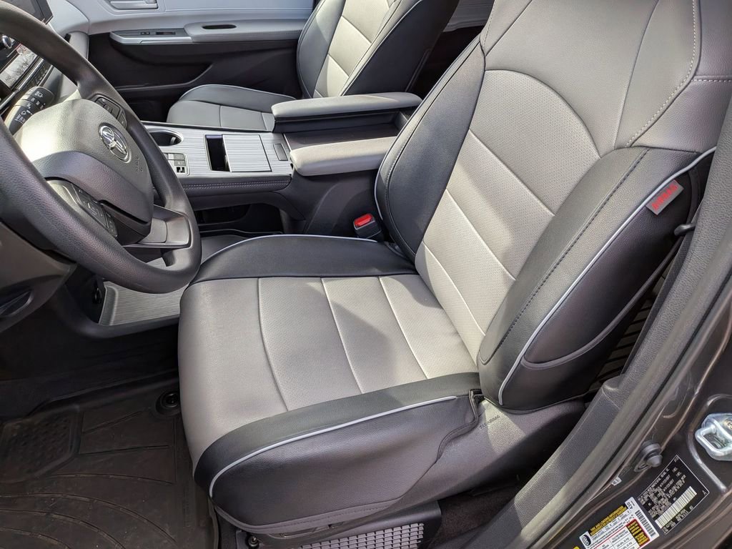 Used 2025 Toyota Sienna LE w/ LE Plus Package image 23