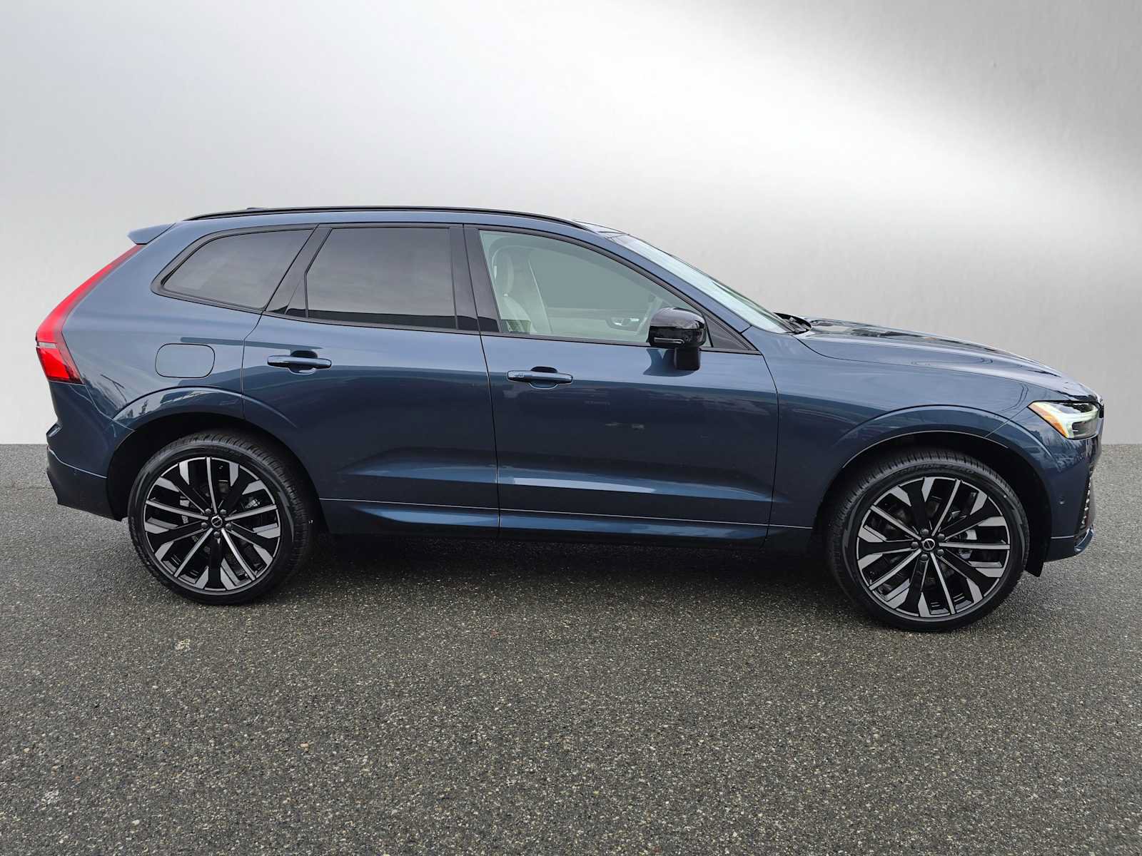 New 2026 Volvo XC60 B5 Ultra w/ Protection Package Premier AWD/4WD image 2