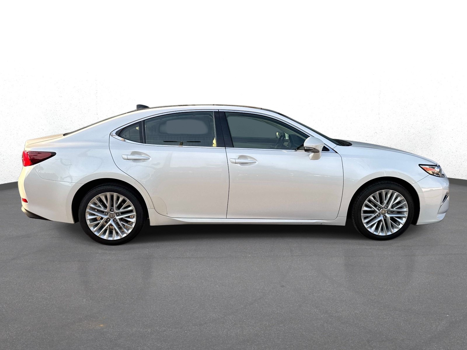 Used 2016 Lexus ES 350 w/ Ultra Luxury Package FWD image 2