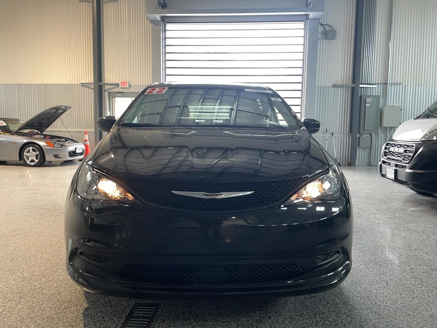 Used 2022 Chrysler Voyager LX image 2