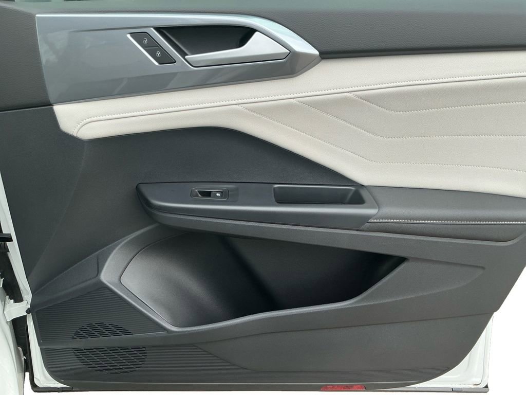 New 2025 Volkswagen Taos SEL image 16