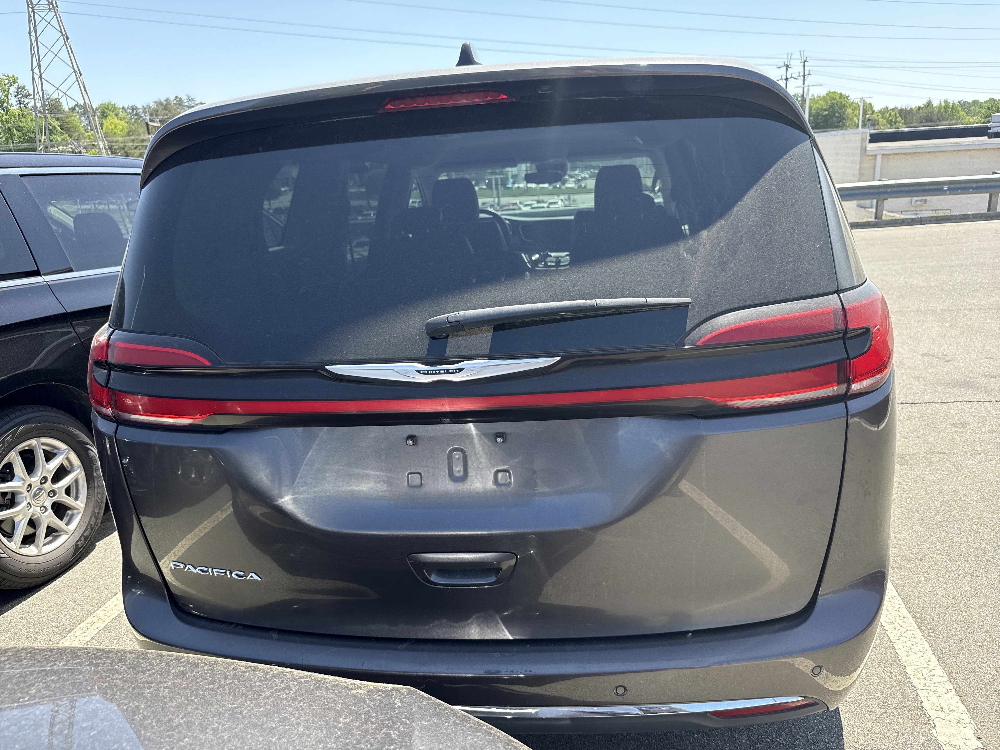 Used 2023 Chrysler Pacifica Touring-L FWD image 6