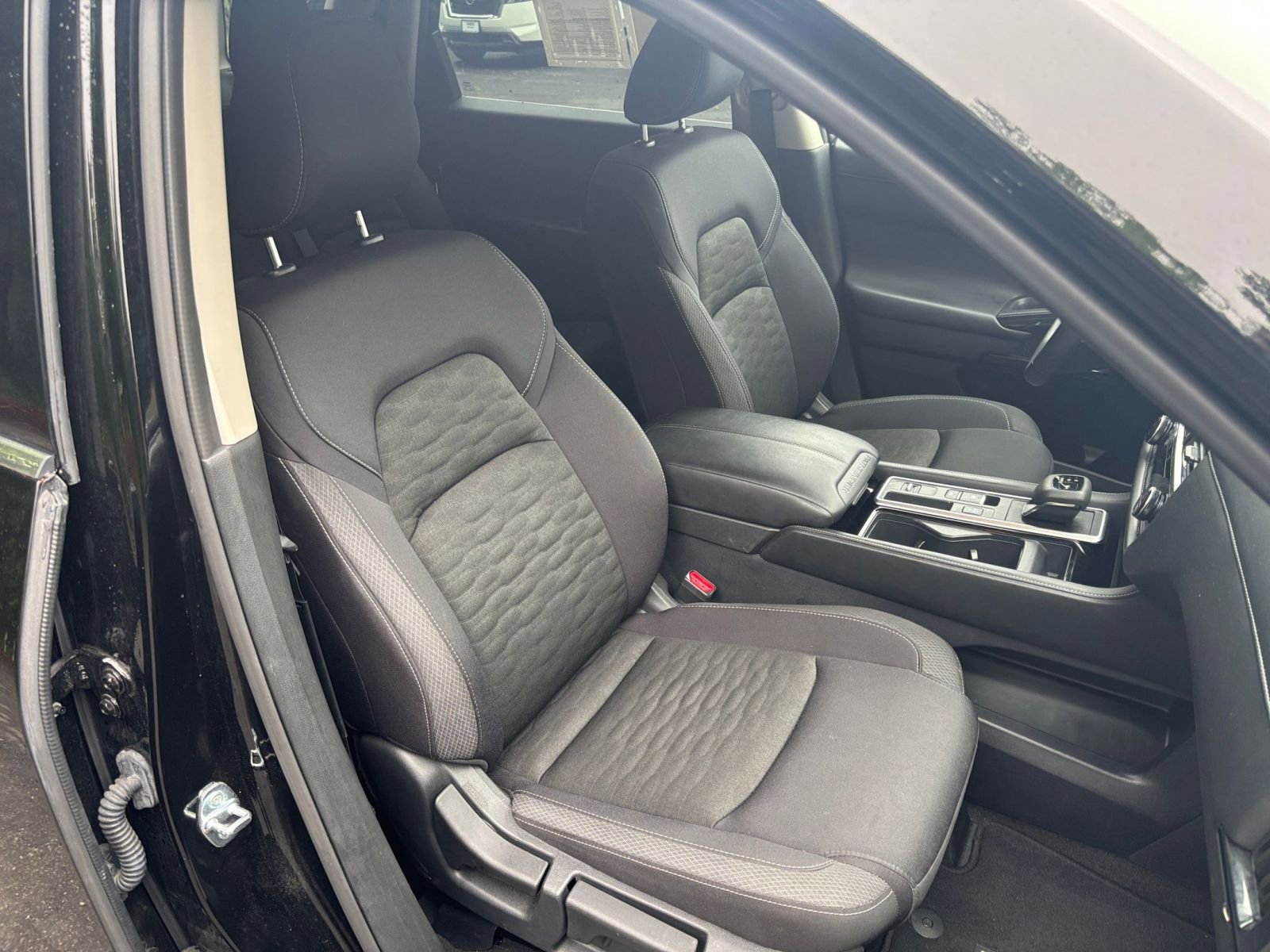 Used 2025 Nissan Pathfinder SV FWD image 39