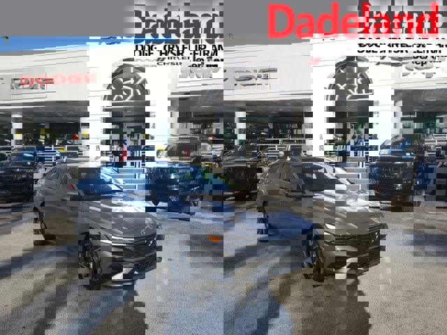 Used 2025 Hyundai Elantra SEL image 1