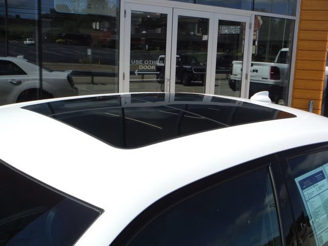 Certified 2023 Chrysler 300 C RWD image 8