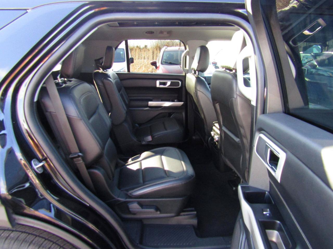 Used 2022 Ford Explorer XLT w/ Equipment Group 202A AWD/4WD image 28