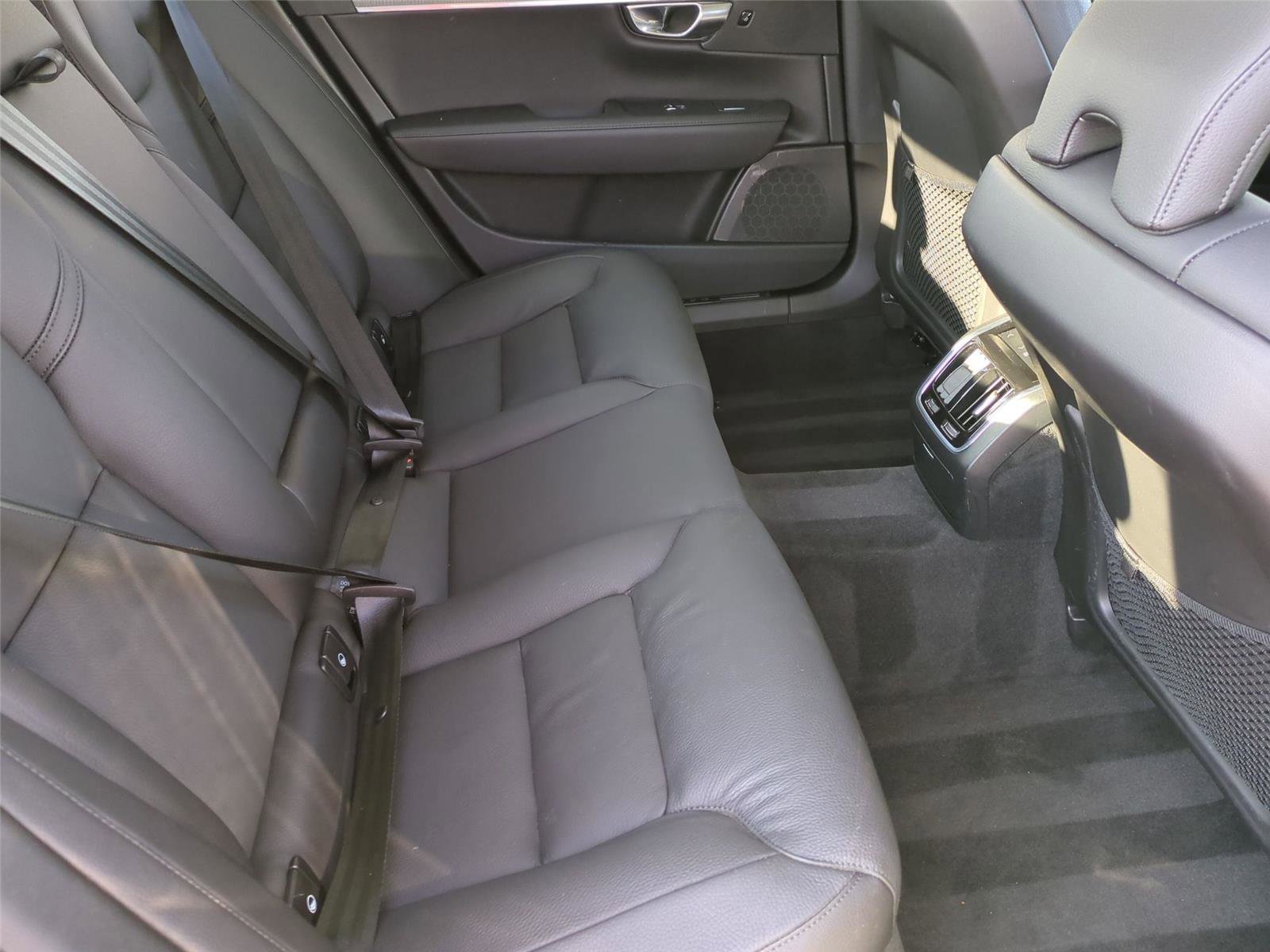 Used 2025 Volvo S90 B6 Plus image 19