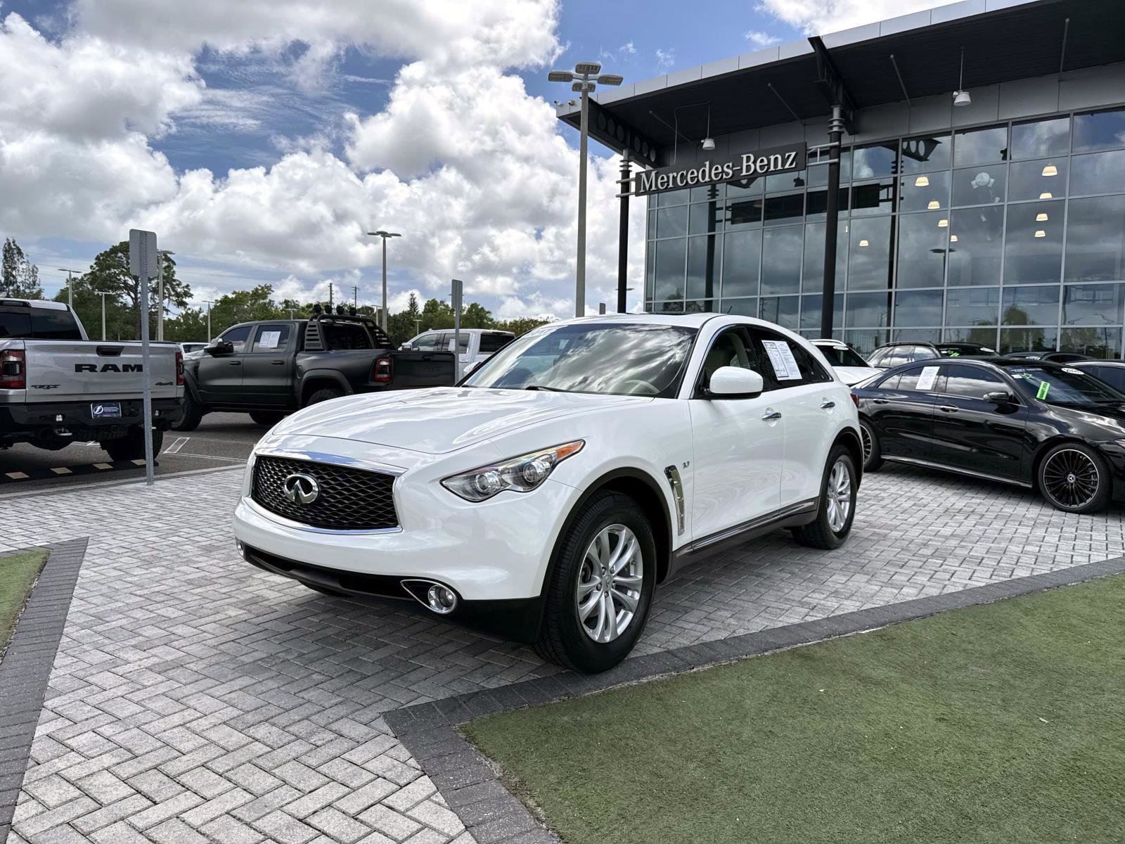 Used 2017 INFINITI QX70 2WD image 2
