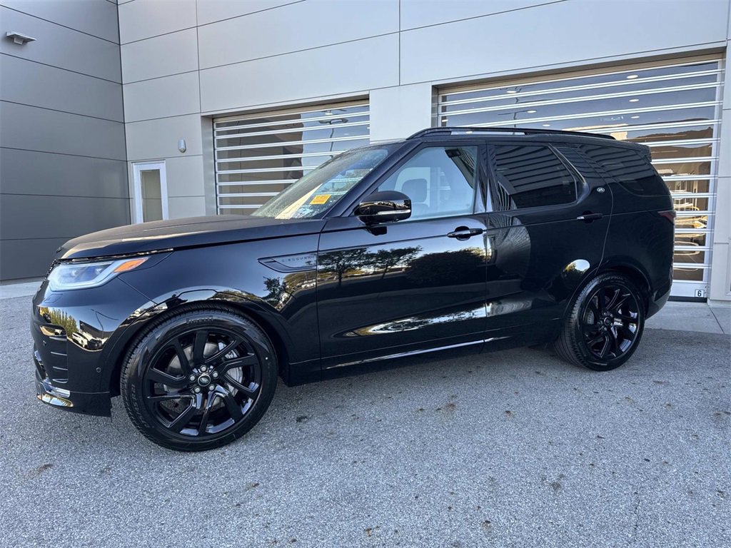 Used 2025 Land Rover Discovery Dynamic SE image 3