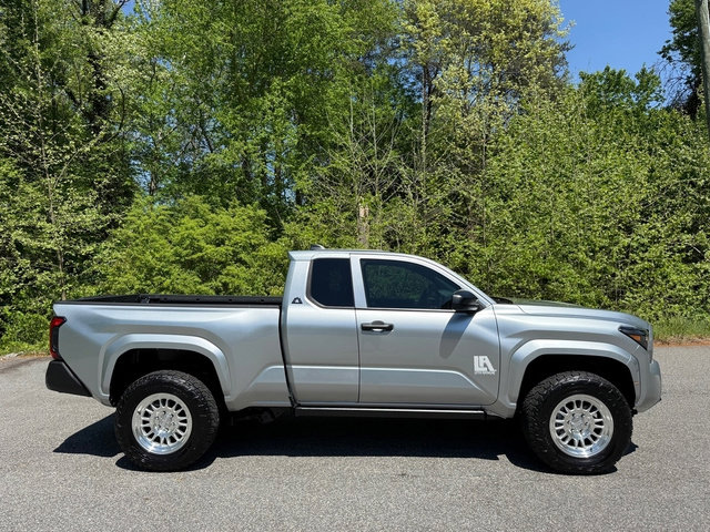 Used 2024 Toyota Tacoma SR image 5
