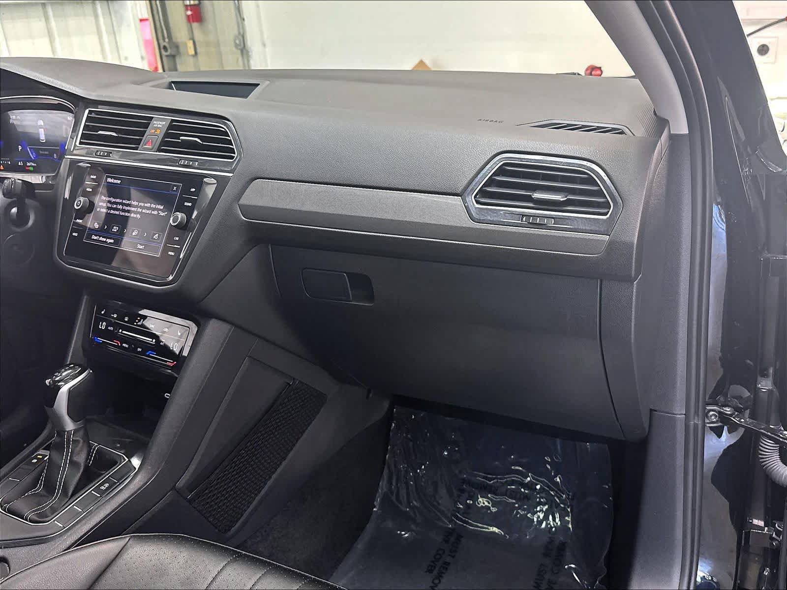 Used 2024 Volkswagen Tiguan SE w/ Panoramic Sunroof Package AWD/4WD image 29