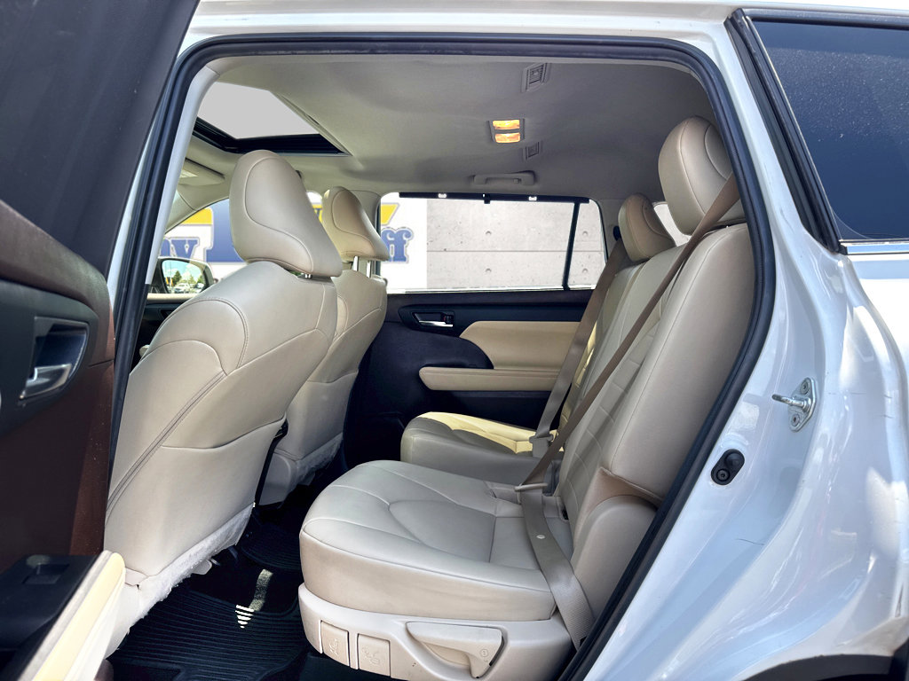 Used 2022 Toyota Highlander XLE AWD/4WD image 10