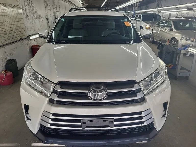 Used 2018 Toyota Highlander Plus w/ Carpet Mat Package (TMS) AWD/4WD image 5