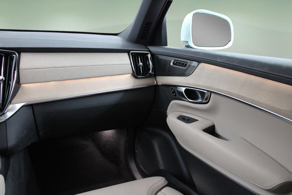 Certified 2025 Volvo XC90 B5 Ultra AWD/4WD image 20