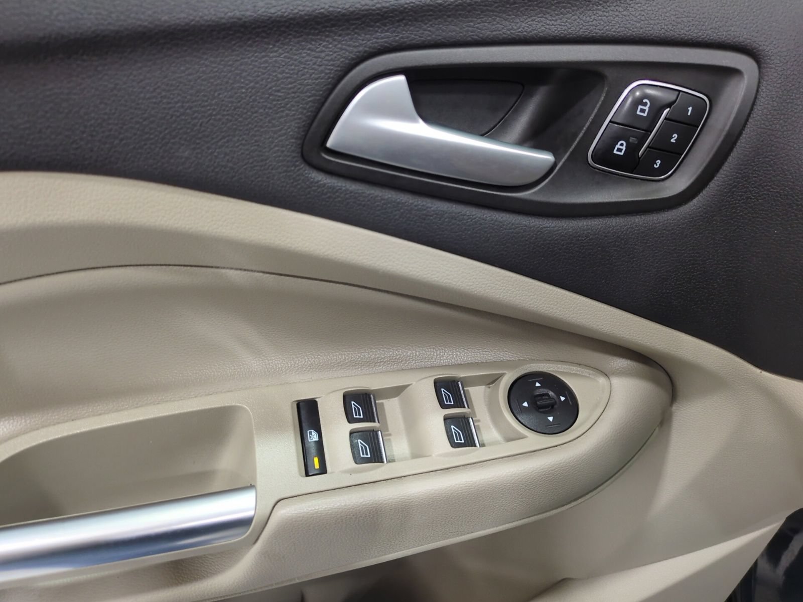 Used 2019 Ford Escape Titanium AWD/4WD image 18