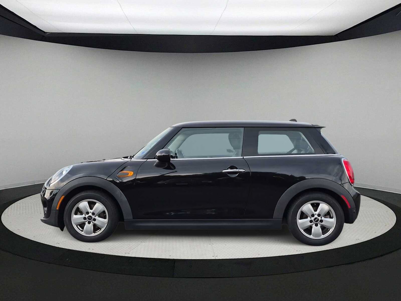 Used 2018 MINI Cooper 2-Door Hardtop FWD image 5