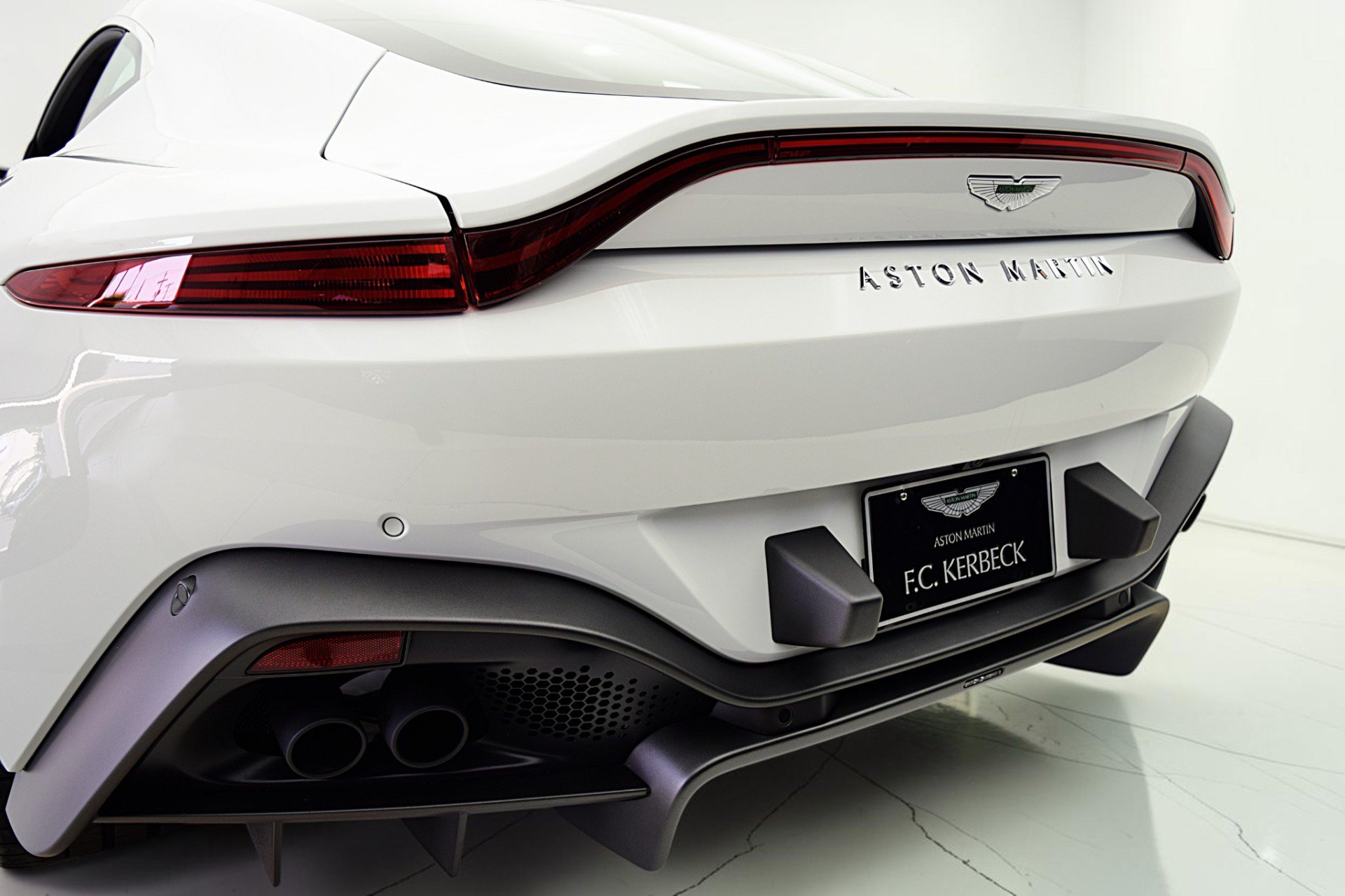 Used 2023 Aston Martin V8 Vantage Roadster RWD image 16