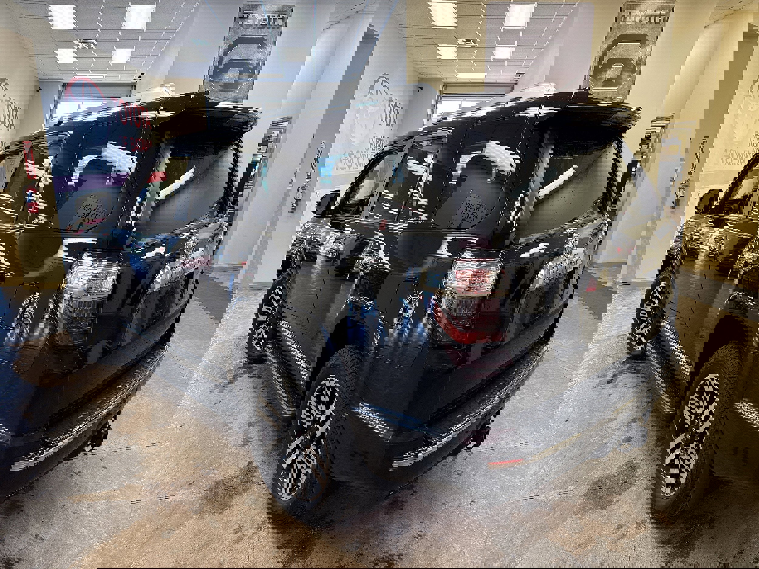 Used 2023 Toyota 4Runner Limited AWD/4WD image 10