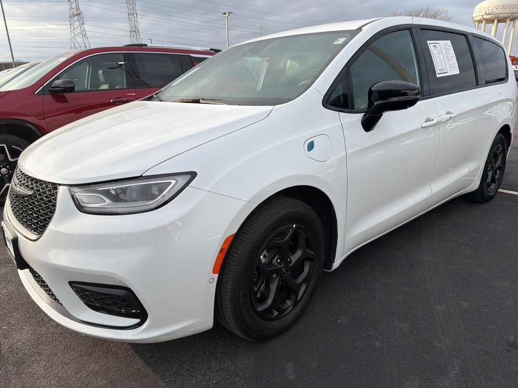 Used 2024 Chrysler Pacifica Select