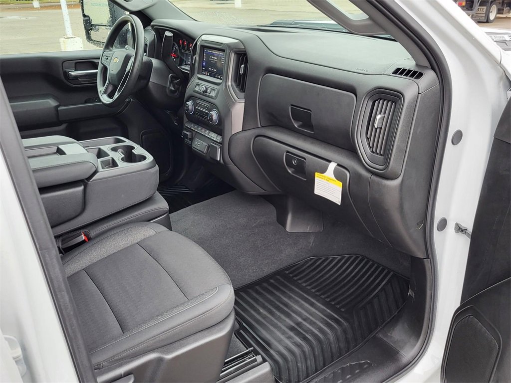 Used 2025 Chevrolet Silverado 2500 Custom w/ Custom Value Package image 9