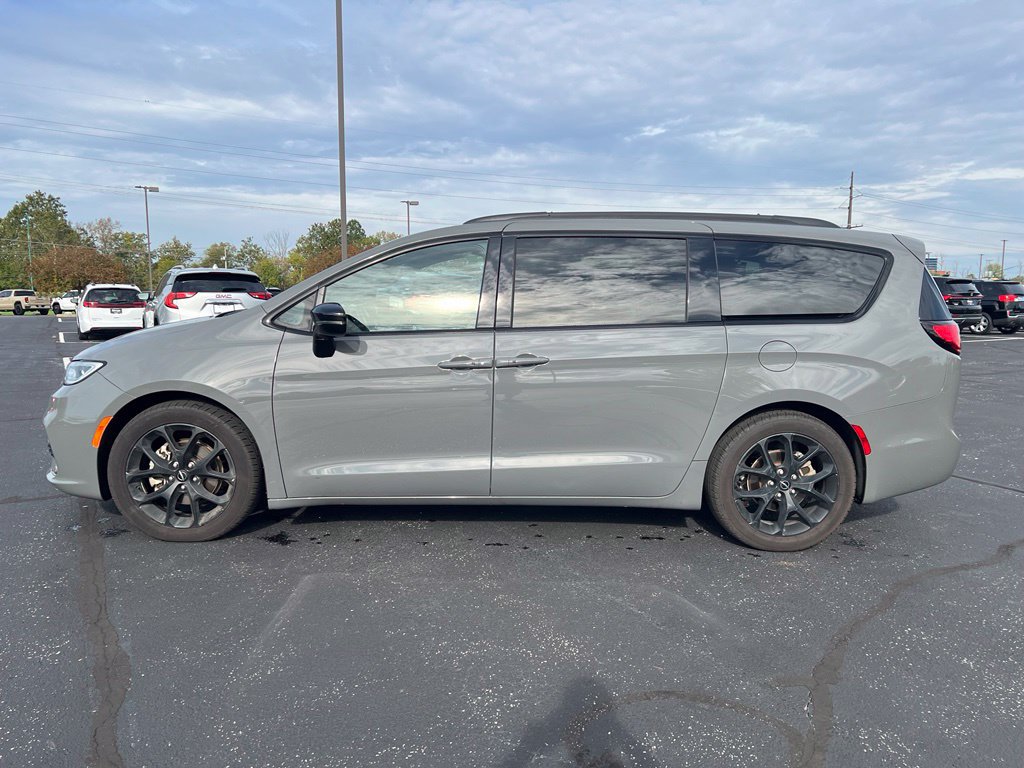 Used 2025 Chrysler Pacifica Limited FWD image 3
