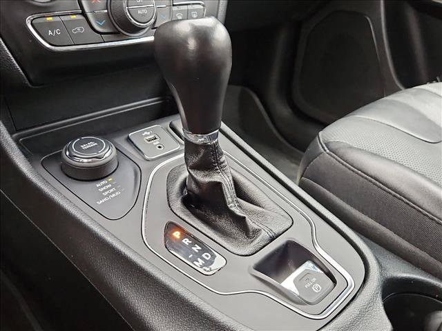 Used 2022 Jeep Cherokee Latitude Lux w/ Mopar Interior Package AWD/4WD image 10